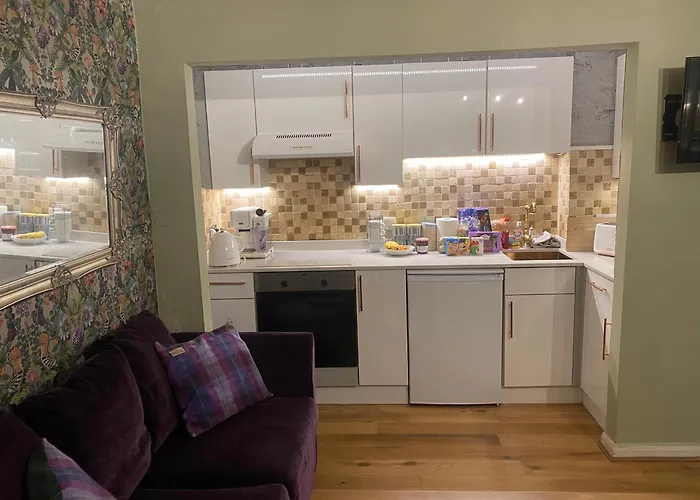 Quiet Lower Floor 2 Bed City Apartment With Private Patio Garden